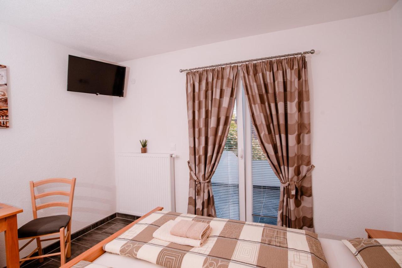 House Karakas Hotel Korenica Exterior photo