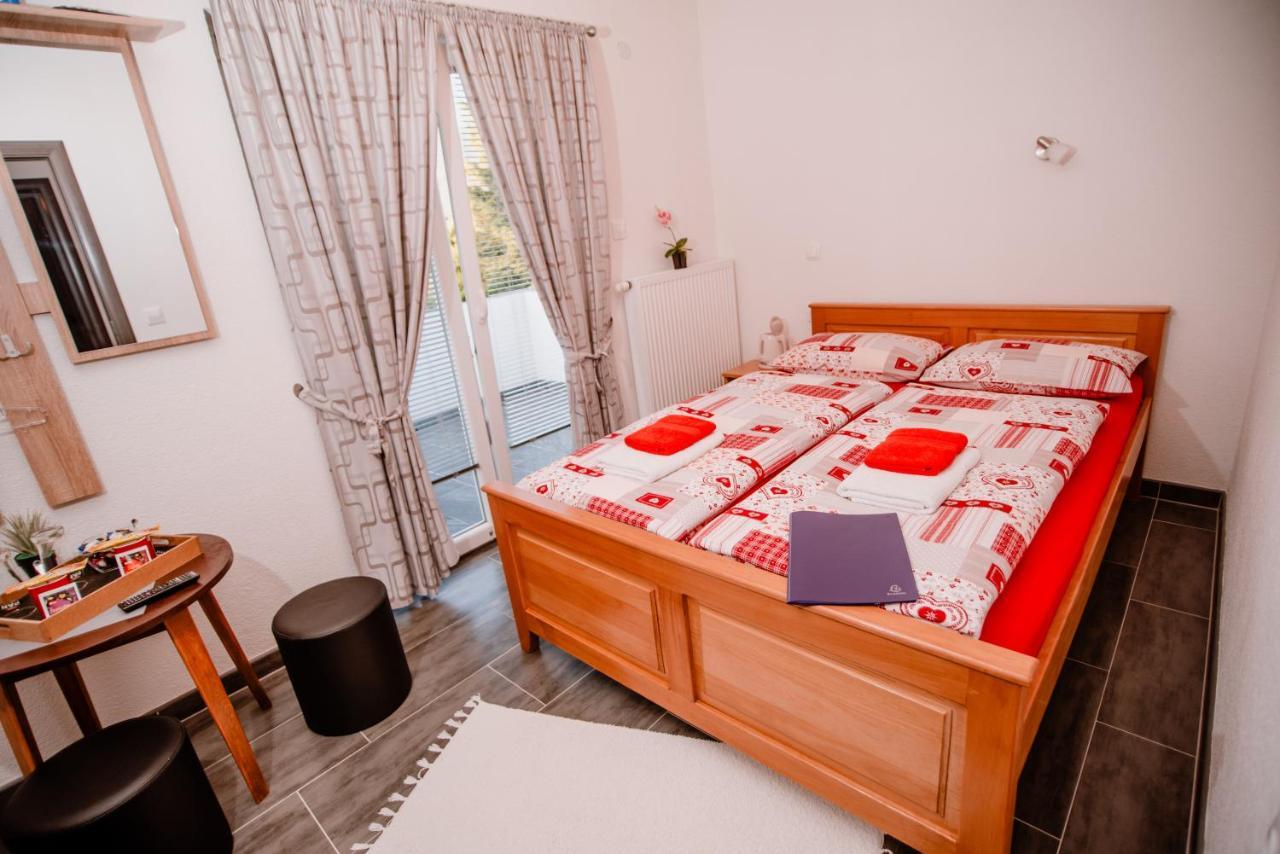 House Karakas Hotel Korenica Exterior photo